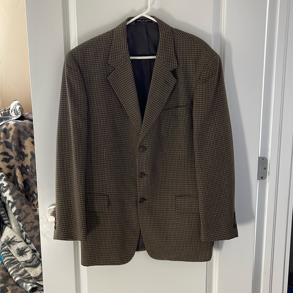ALFANI Suit coat. Brown and on brown 40R. 100% pure new wool.